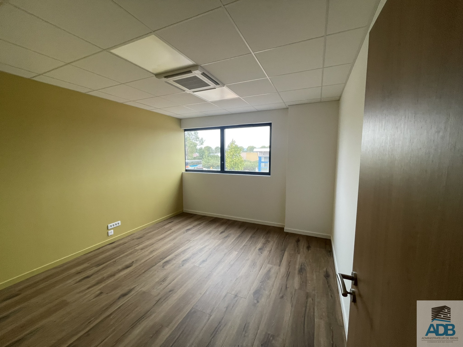 Image_, Local d'activité, Le Coteau, ref :LCO30005142